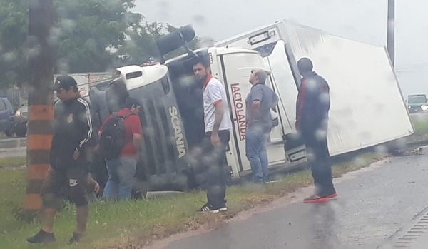 Vuelca camión de lácteos en CDE