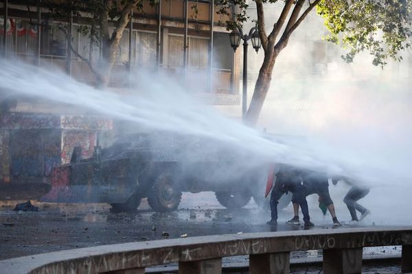 Noche de saqueos e incendios suman tensión a crisis chilena  - Mundo - ABC Color