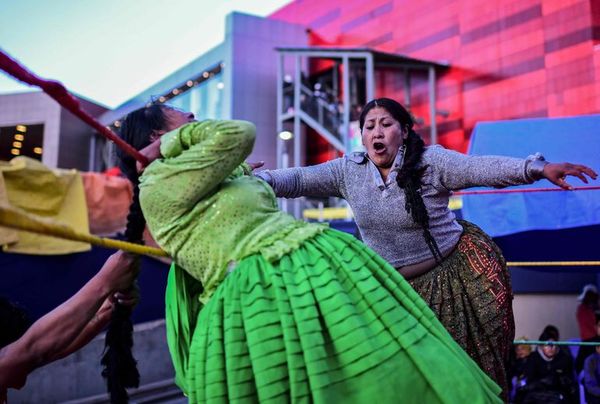 Las luchadoras bolivianas vuelven al cuadrilátero tras las protestas - Mundo - ABC Color