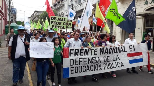 Docentes se movilizan e insisten con aumento salarial - Nacionales - ABC Color