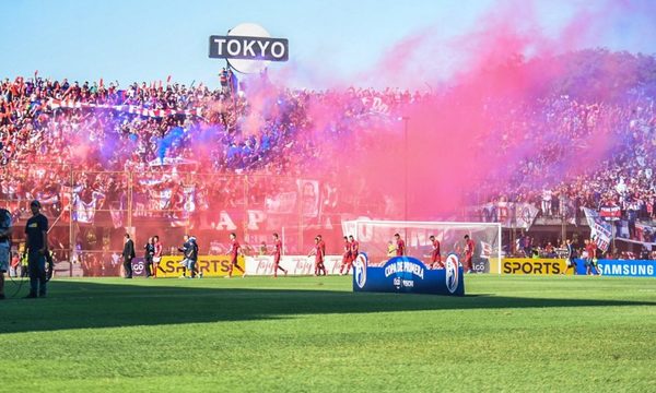 Dan a conocer video de hinchas cerristas que lanzaron petardos al árbitro