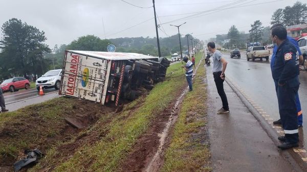 Un herido en vuelco de camión en Ciudad del Este - Nacionales - ABC Color