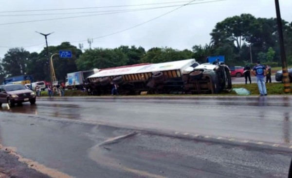 Camión pierde el control y vuelca sobre Ruta 2