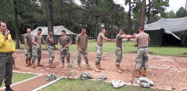 MILITARES DE ITAPÚA SON CAPACITADOS COMO BOMBEROS FORESTALES