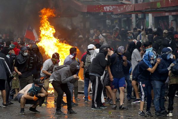 Noche de saqueos e incendios suman tensión a crisis chilena