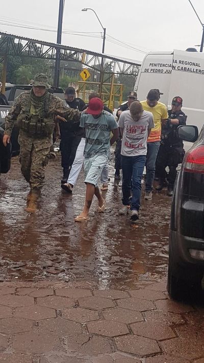 Expulsan a siete presuntos delincuentes brasileños del país - Nacionales - ABC Color