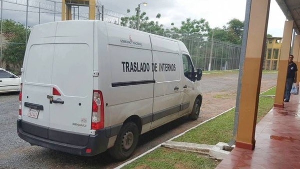 HOY / Asaltó y despojó US$ 50.000 y ahora su víctima lo filma de copiloto de guardiacárceles