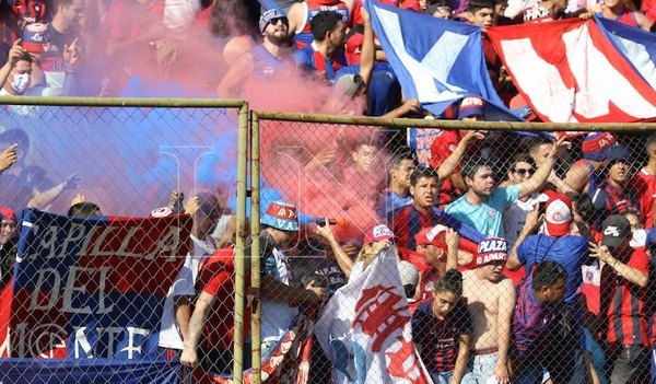 Identifican a hinchas de Cerro que lanzaron bengalas en el superclásico