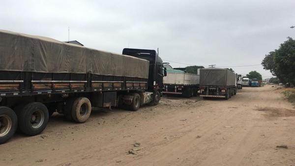 Camioneros paraguayos que estaban varados en Bolivia iniciaron el retorno al país