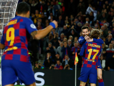 Messi y Suárez meten al Barcelona a octavos