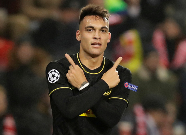 Lautaro Martínez le abre el camino al Inter con un doblete