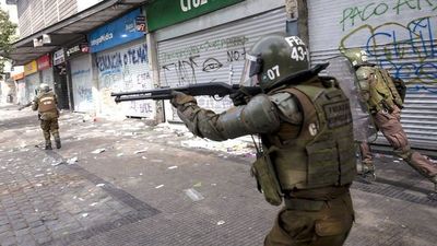 Chile respira violencia, salida a la crisis se aleja y debilita a Piñera