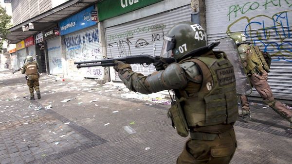 Chile respira violencia, salida a la crisis se aleja y debilita a Piñera