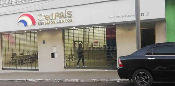 HOY / Asaltan financiera y roban computadoras