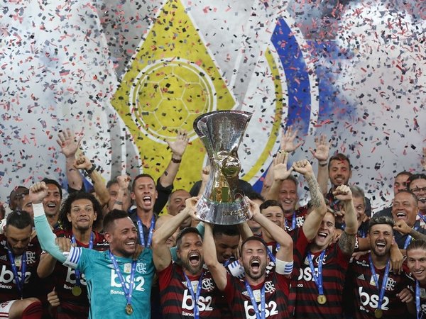 Flamengo prolonga la fiesta en Maracaná y recibe trofeo tras ganar la liga