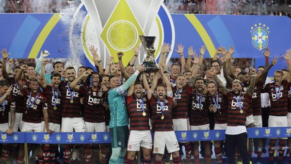 Flamengo prolonga la fiesta en Maracaná y recibe trofeo tras ganar la liga - .::RADIO NACIONAL::.