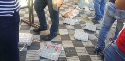 Reciben con bombas y huevazos a funcionarios en la SET