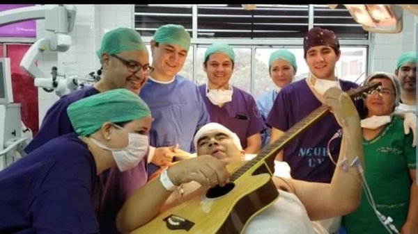 CELEBRÓ EL ÉXITO DE SU CIRUGÍA GUITARREANDO Y CANTANDO