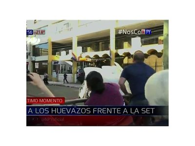 Incidentes y huevazos durante huelga de funcionarios de Hacienda