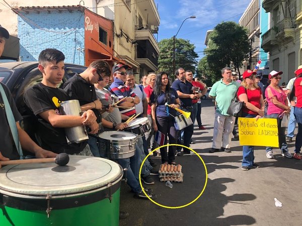 Huelga en Hacienda: huevazos contra los no alineados a medida de fuerza - ADN Paraguayo