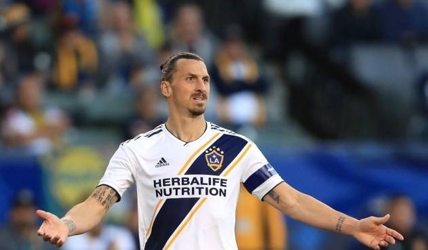 HOY / Estatuta y casa de Ibra sufren actos vandálicos tras compra de un club rival