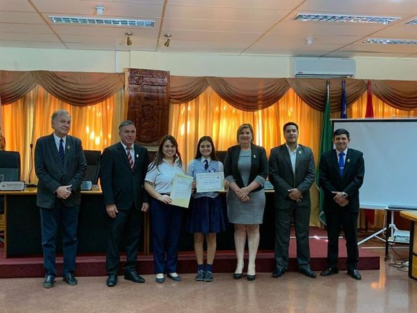 ALUMNA DEL CEUCE RECIBE RECONOCIMIENTO DE LA JUNTA DEPARTAMENTAL
