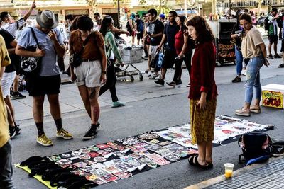 El comercio callejero florece en cada marcha en Chile