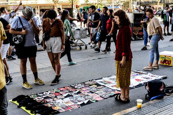 El comercio callejero florece en cada marcha en Chile