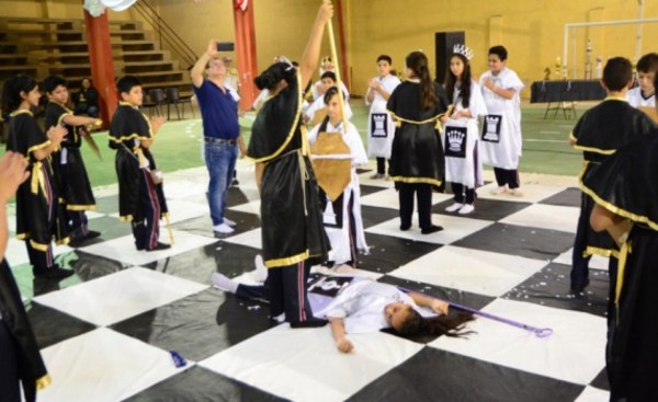 Clausura con ajedrez viviente en el CEM