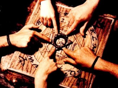 "Alguien jugó la ouija y ahora les sigue a ellos un espíritu"