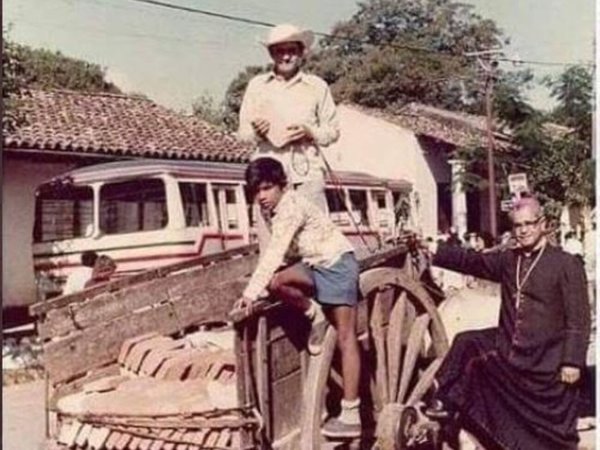 Devotos le piden casa a MONSEÑOR AQUINO
