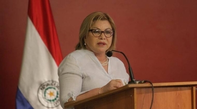 HOY / Mujer contra mujer: ministra obtiene orden judicial para que escrachadoras no se le acerquen