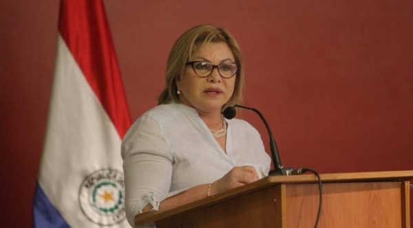 HOY / Mujer contra mujer: ministra obtiene orden judicial para que escrachadoras no se le acerquen