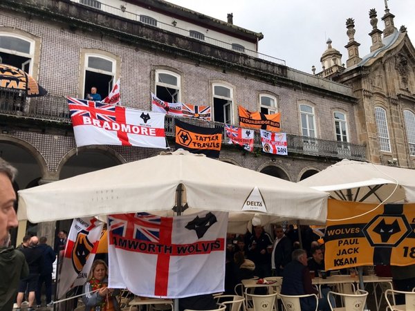 Hinchas ingleses y belgas causan disturbios en Porto