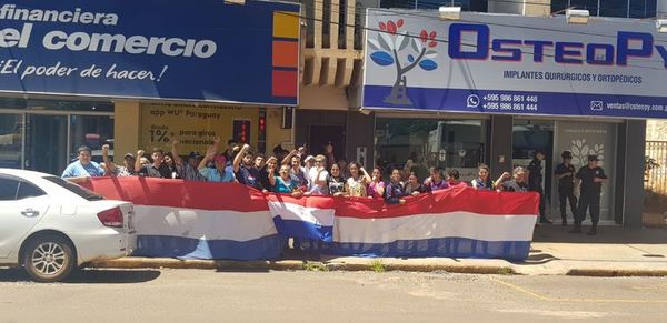 Vecinos de Jesús protestan frente a la sede de la Justicia Electoral - Nacionales - ABC Color