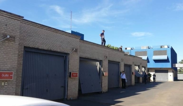 HOY / Entra a motel con dos personas y luego se queda sólo: no tiene para pagar y su cuenta sube