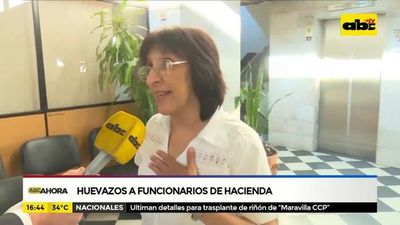 Huevazos a funcionarios de Hacienda - ABC Noticias - ABC Color