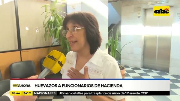 Huevazos a funcionarios de Hacienda - ABC Noticias - ABC Color