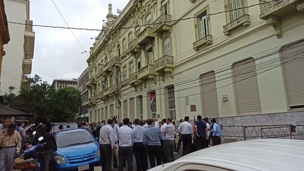 Funcionarios continúan en huelga
