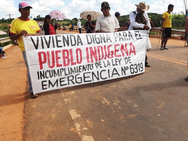 Indígenas cierran ruta para exigir construcción de viviendas en Canindeyú