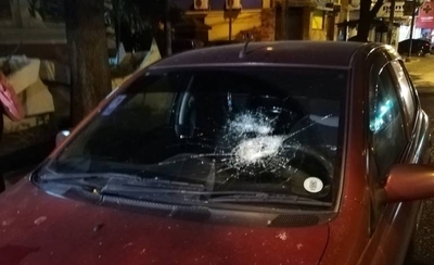 HOY / Conductora esperaba luz verde e indígena apedreó el parabrisas