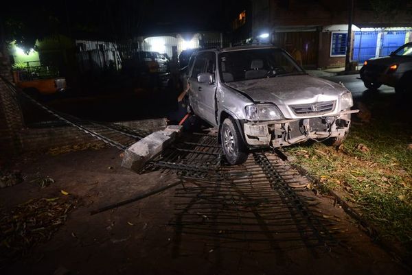 Pelea entre vecinos deja a uno de ellos internado y muchos daños materiales - Nacionales - ABC Color