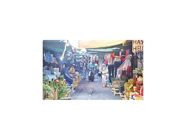 Urgen amparo para despeje de calles cerradas en Mercado 4