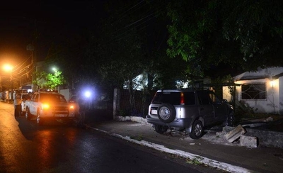 HOY / Conductor atropelló casa de vecino que le reprochó por estacionar sobre la vereda