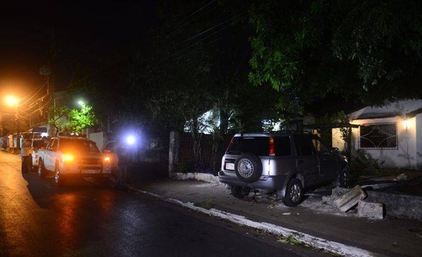 HOY / Conductor atropelló casa de vecino que le reprochó por estacionar sobre la vereda