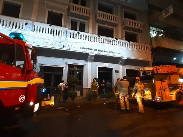 Cortocircuito en aire acondicionado causa incendio en edificio