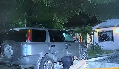 Estacionó sobre su vereda, se tomaron a golpes y atropelló la casa