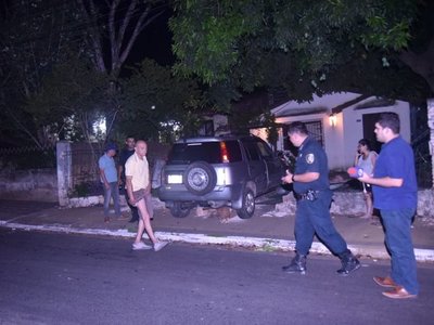 Intentó arrollar a un vecino por reclamarle que estacionó en su vereda