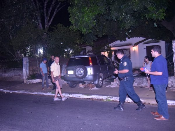Intentó arrollar a un vecino por reclamarle que estacionó en su vereda