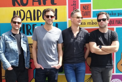 El simpático “copiatín” de Tom Chaplin para hablar en guaraní